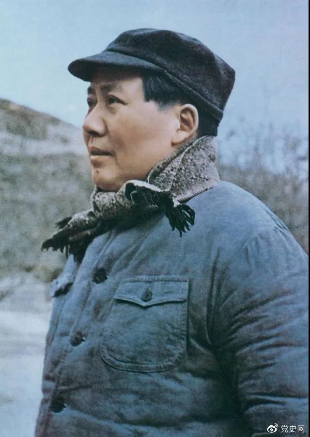 　　1947年3月18日，中共中央機(jī)關(guān)主動(dòng)撤離延安。毛澤東和周恩來(lái)、任弼時(shí)等繼續(xù)留在陜北，指揮全國(guó)人民解放戰(zhàn)爭(zhēng)。這是轉(zhuǎn)戰(zhàn)陜北前夕的毛澤東。